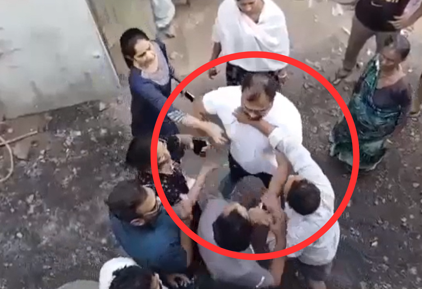 Vadodara : સત્તાના મદમાં મતદારો પર દાદાગીરી!, Video Viral