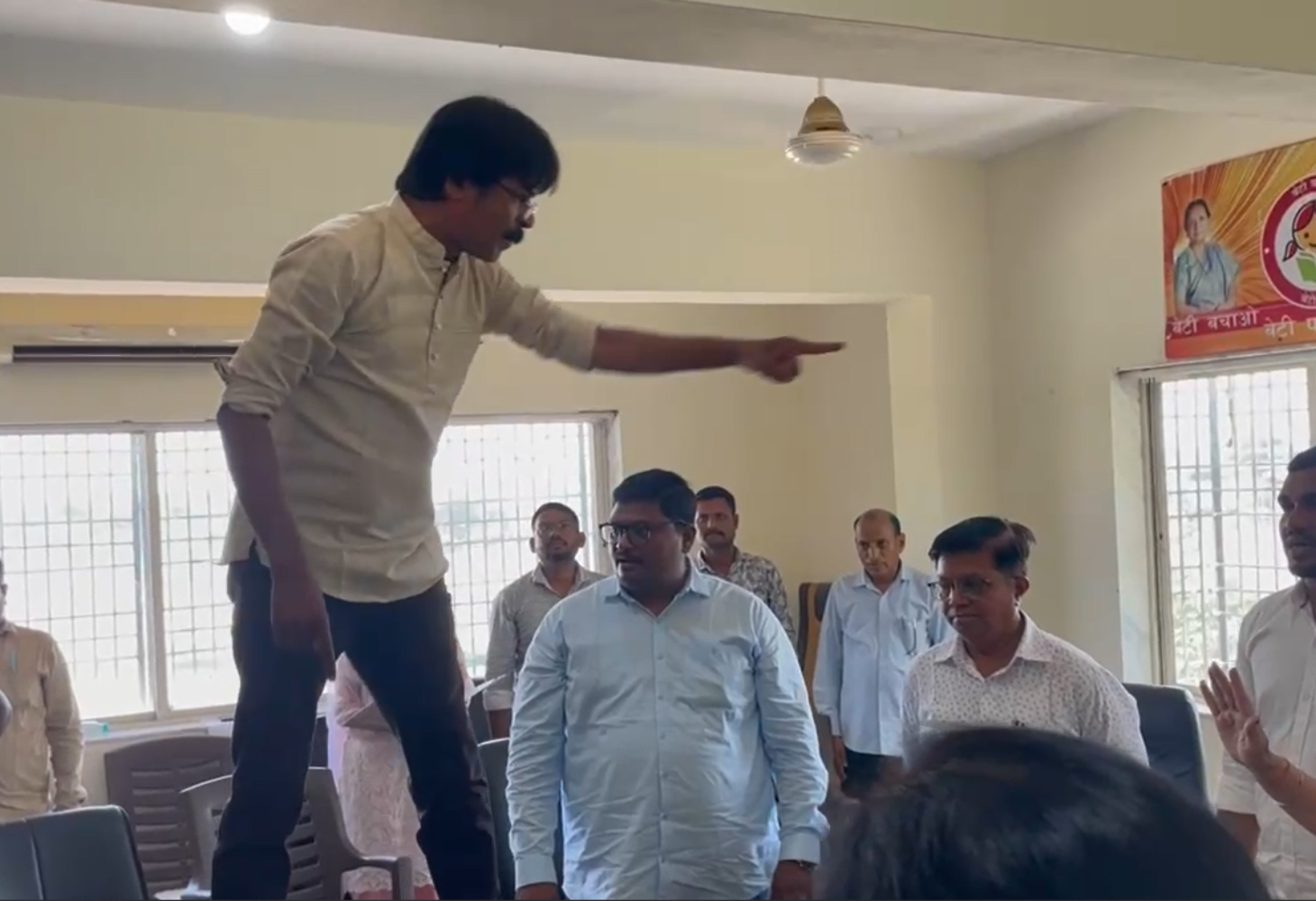 વલસાડ જિલ્લામાં કોણે કર્યુ રાષ્ટ્રગીતનું અપમાન?... રાજકીય ગરમાવો