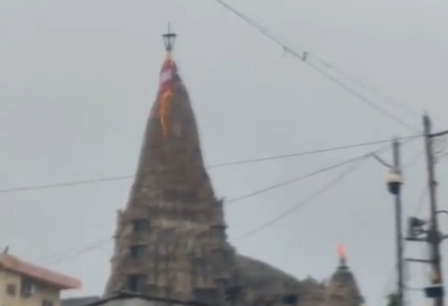 Dev bhoomi dwarka : હવામાન વિભાગનું 11 જિલ્લા માટે રેડ એલર્ટ, દ્વારકા મંદિરે અડધા સ્તંભે ધ્વજા ચડાવવી પડી!