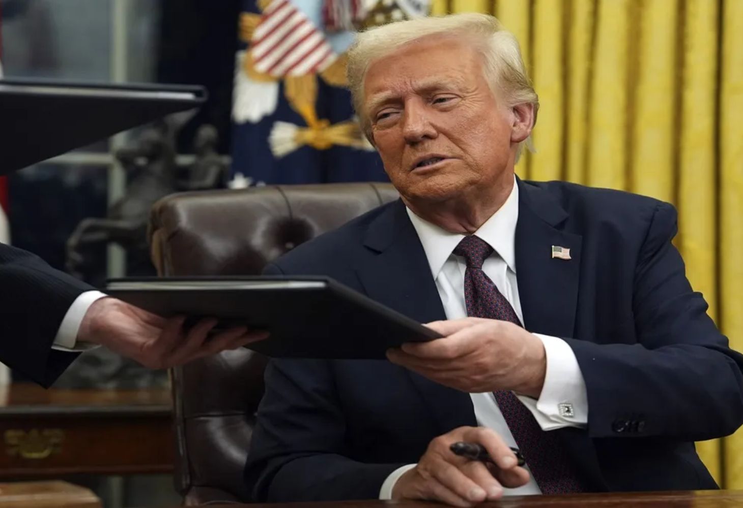 US : લાલ બટન અને ડાયટ કોક, Donald Trump ની અનોખી આદત