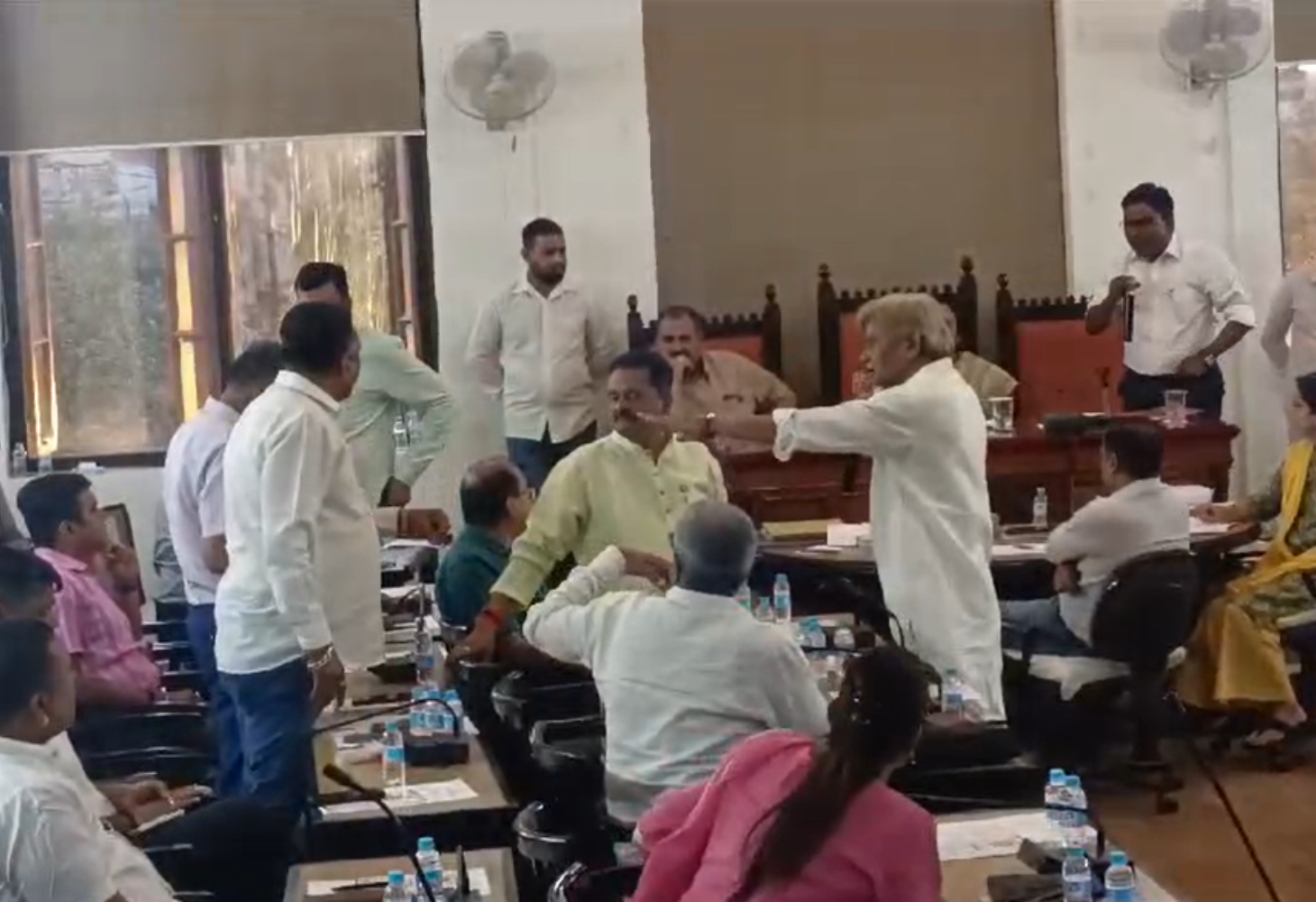 VADODARA : મ્યુનિ.કમિશનર સામે ઉગ્ર રજૂઆત કરનારા કોર્પોરેટરને શો કોઝ નોટિસથી ખળભળાટ