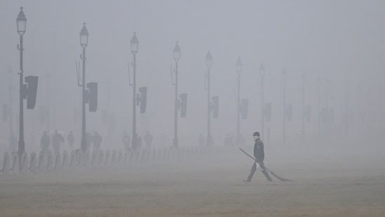 Dense fog disrupts flights at Delhi airport