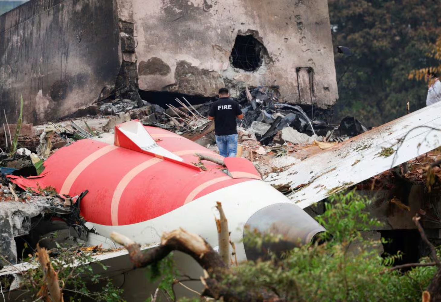 Plane Crash :  ક્રેશ સાઇટથી મળેલા 100 મોબાઇલ ફોનમાં એવું તે શું છે કે.....