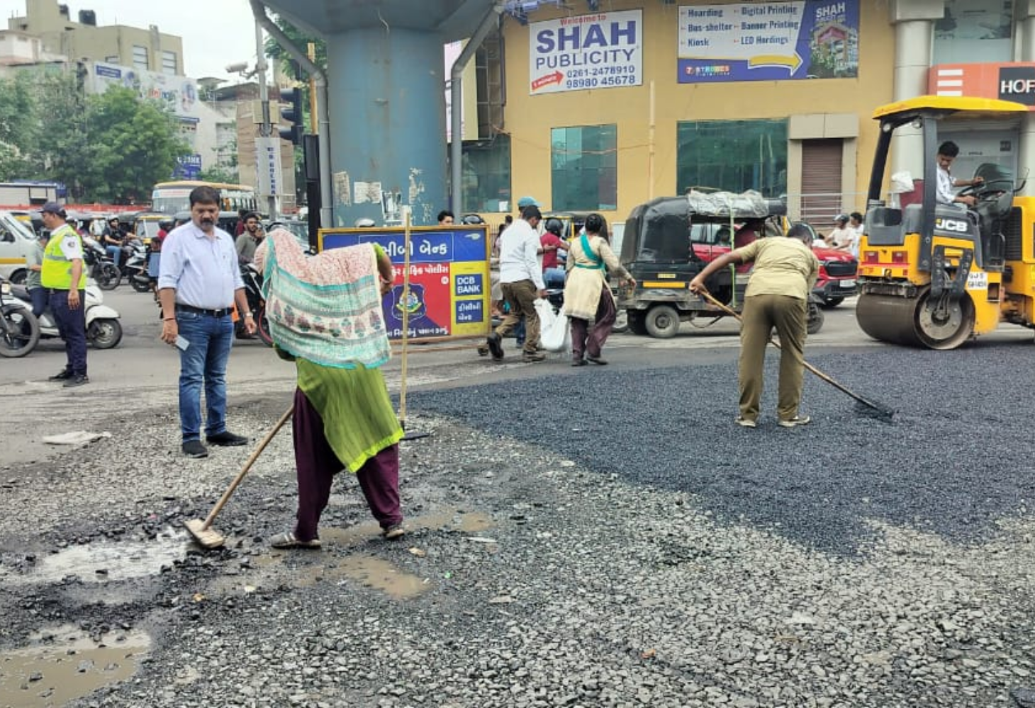 SURAT : બોલો...પોલીસે રસ્તાના ખાડાના ફોટા પાડીને કોર્પોરેશનને મોકલ્યા...