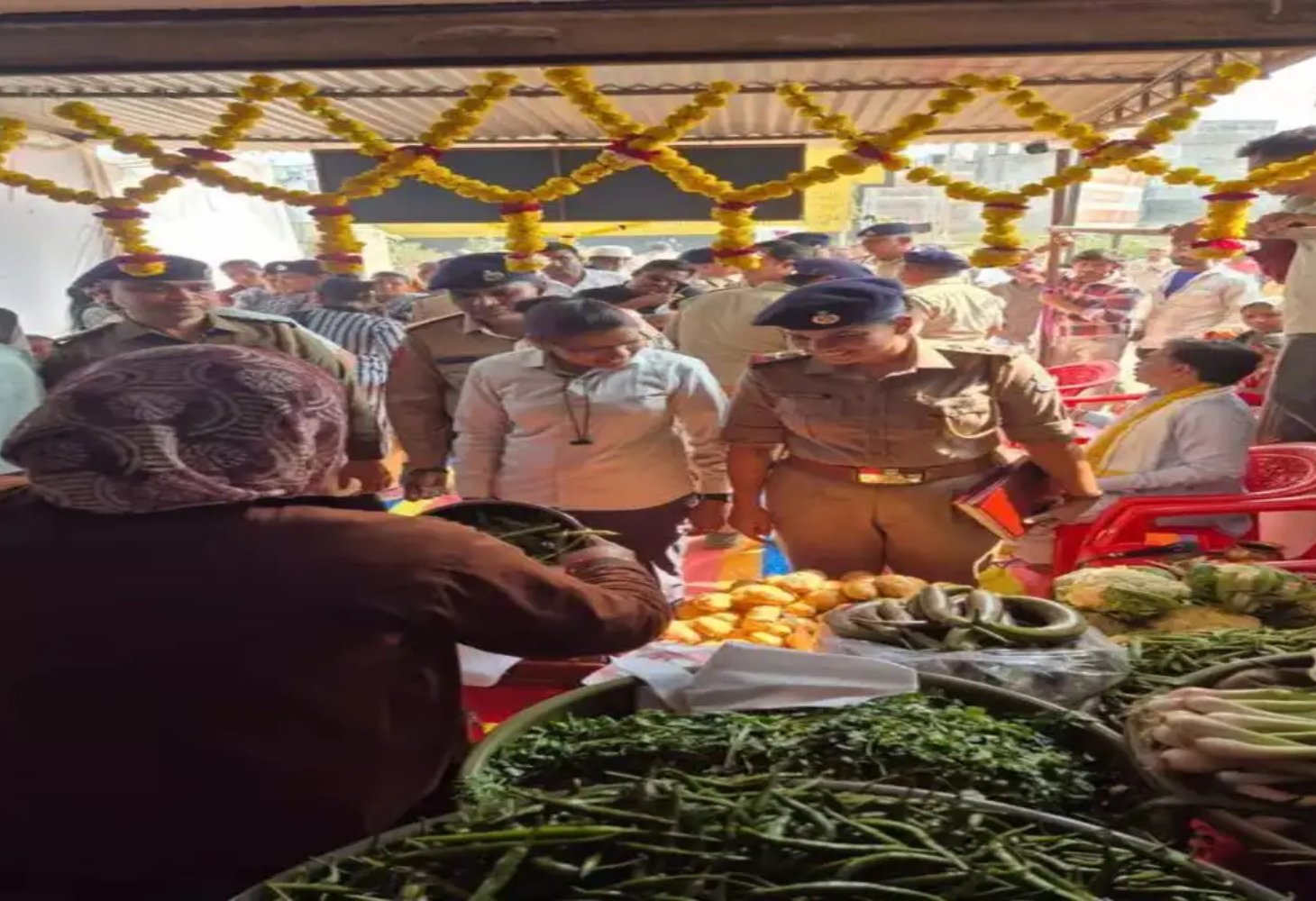 દાહોદની તાલિબાની સજાનો ભોગ બનેલી મહિલાને પોલીસે ફળોની દુકાન શરુ કરાવી આપી