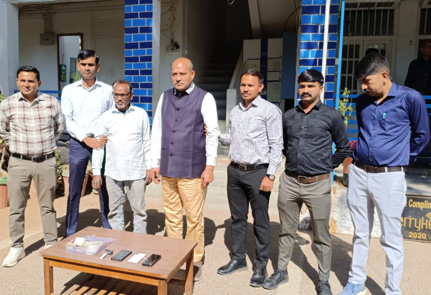 દર્દી બનીને ડૉક્ટરને વાતોમાં ફસાવી 5 લાખ સેરવ્યા!