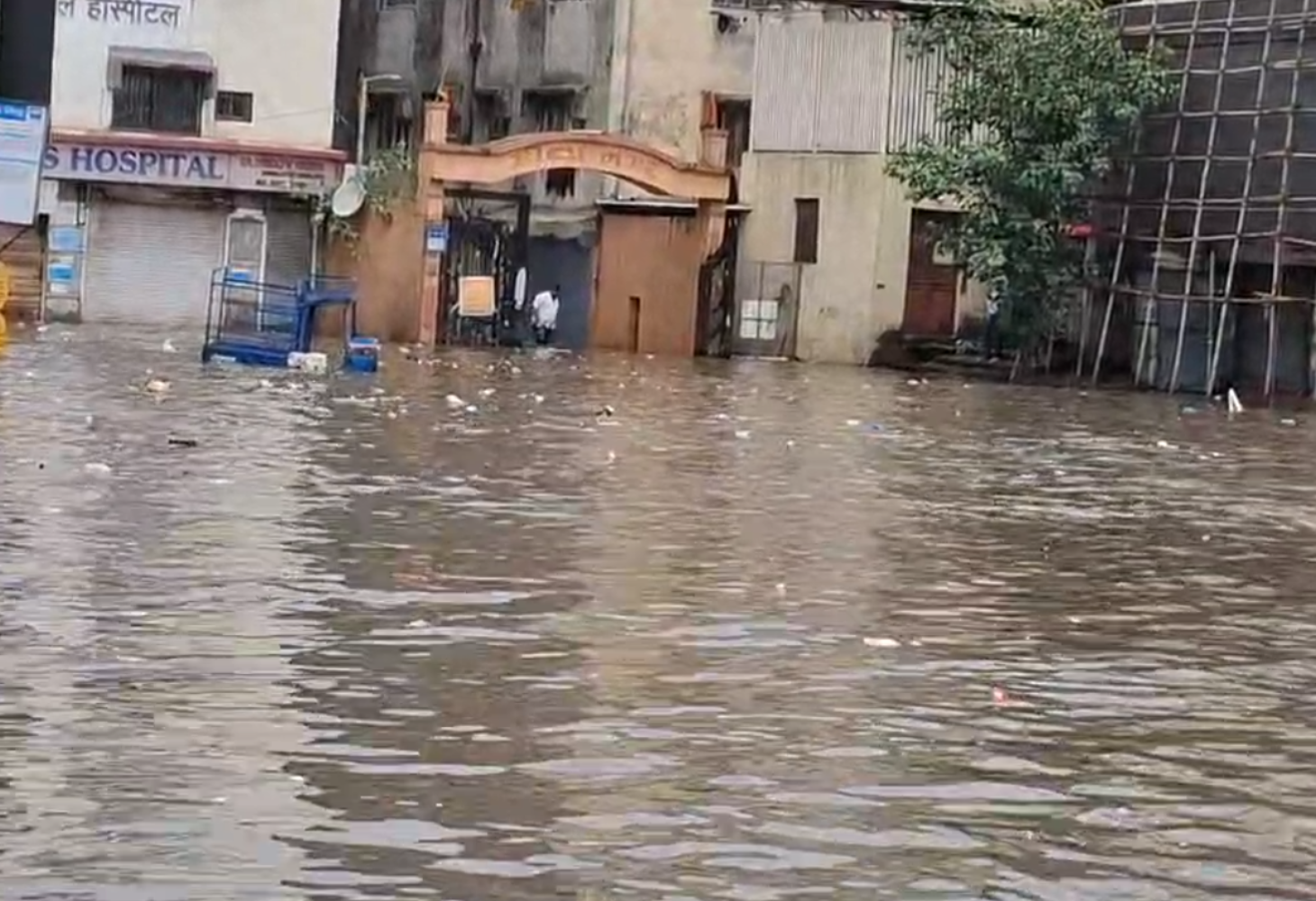 Surat: ચોથા દિવસે પણ પાણી યથાવત, તંત્રની બેદરકારી છતી!