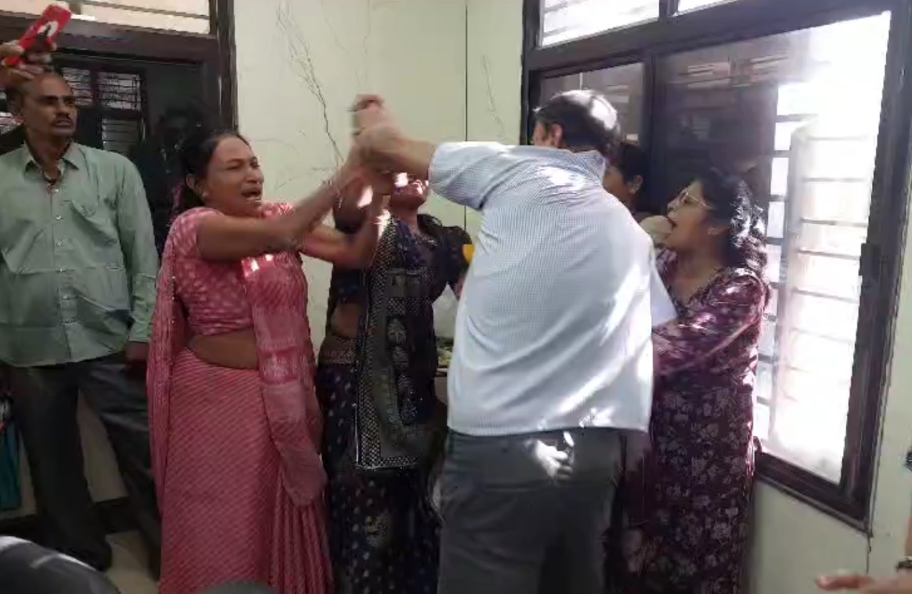 ખંભાત નગરપાલિકામાં ભાજપની મહિલા કોર્પોરેટરો સામે શા માટે નોંધાઈ ફરિયાદ?