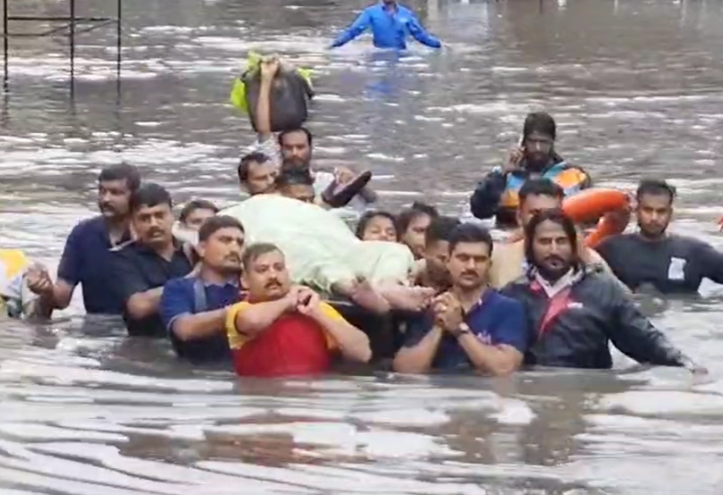SURAT :  કેડ સમા પાણીમાંથી ચાલતા પસાર થઇને બેભાન દર્દીને એમ્બ્યુલન્સ સુધી લઇ જવો પડ્યો
