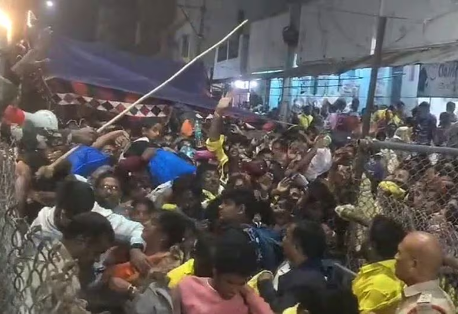 તિરુમાલાના ભગવાન વેંકટેશ્વર સ્વામી મંદિરમાં થયેલી ભાગદોડમાં છ શ્રદ્ધાળુઓના મોત