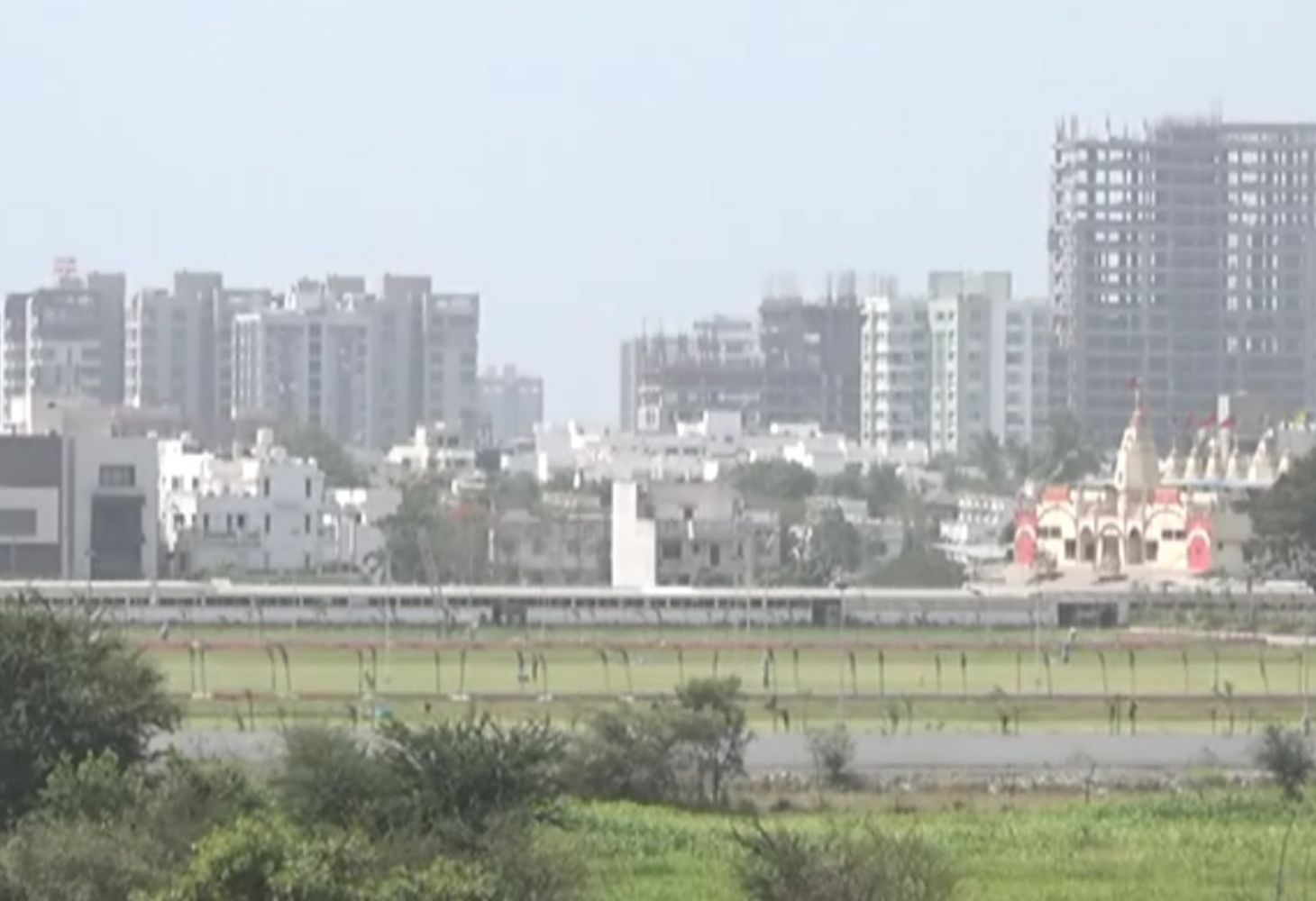 અમદાવાદ વિમાન દુર્ઘટના બાદ સુરત એરપોર્ટ નજીક નડતરરૂપ બિલ્ડિંગોનો સર્વે શરૂ