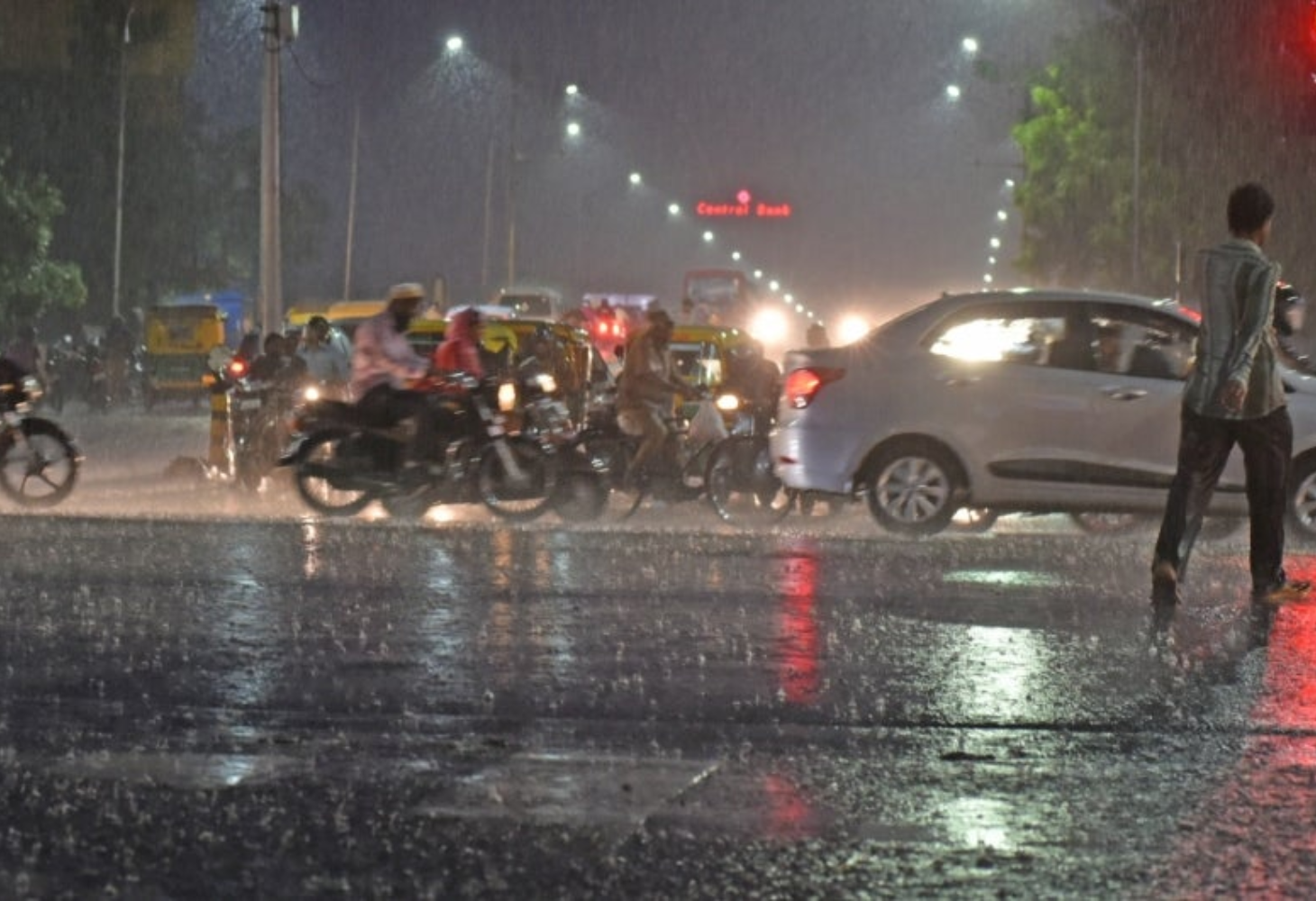 અમદાવાદમાં કડાકા ભડાકા સાથે વરસાદ,અનેક જગ્યા પાણી ભરાય!
