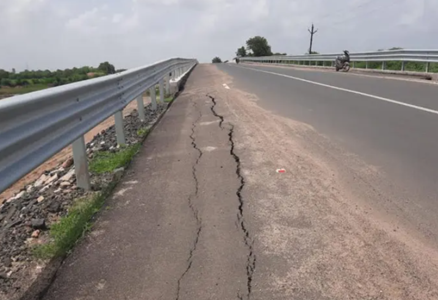 Surendranagar: શિયાણી ગામ પાસેના 17 કરોડના બ્રિજમાં તિરાડો અને ગાબડા,તંત્રની બેદરકારી સામે આવી!