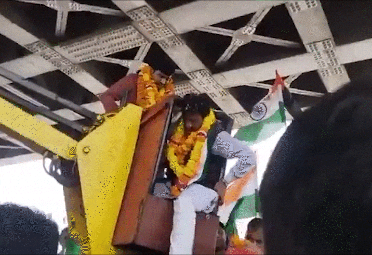 ક્રેનમાં ફસાયા ભાજપના સાંસદ