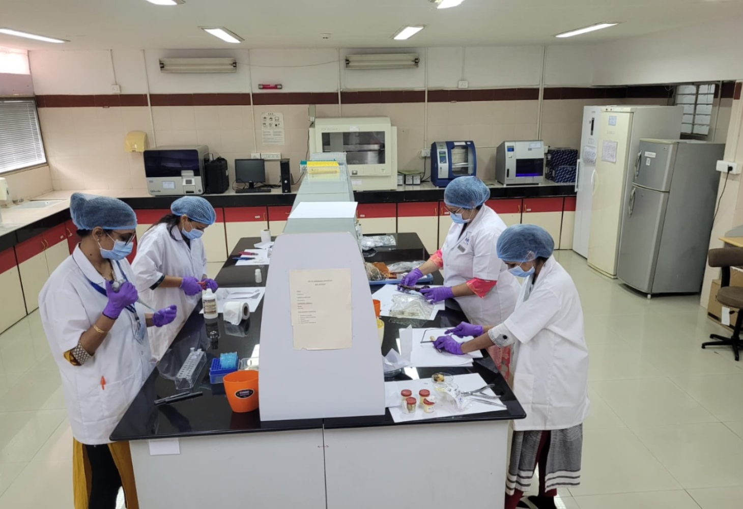 54 DNA નિષ્ણાતોની ટીમમાં 22 મહિલાઓ; દિવસ-રાત ભૂલીને કરી રહ્યા છે DNA પ્રોફાઈલીંગની જટીલ કામગીરી 
