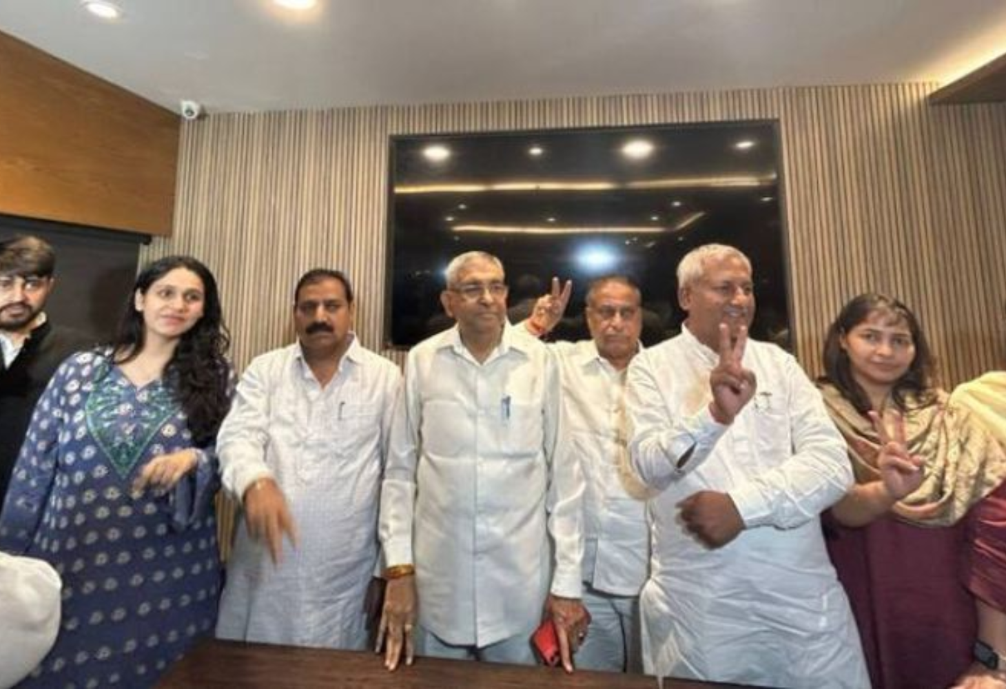 Delhi ની રાજનીતિમાં હડકંપ, AAP ના 15 કોર્પોરેટરોનો સામૂહિક રાજીનામું...