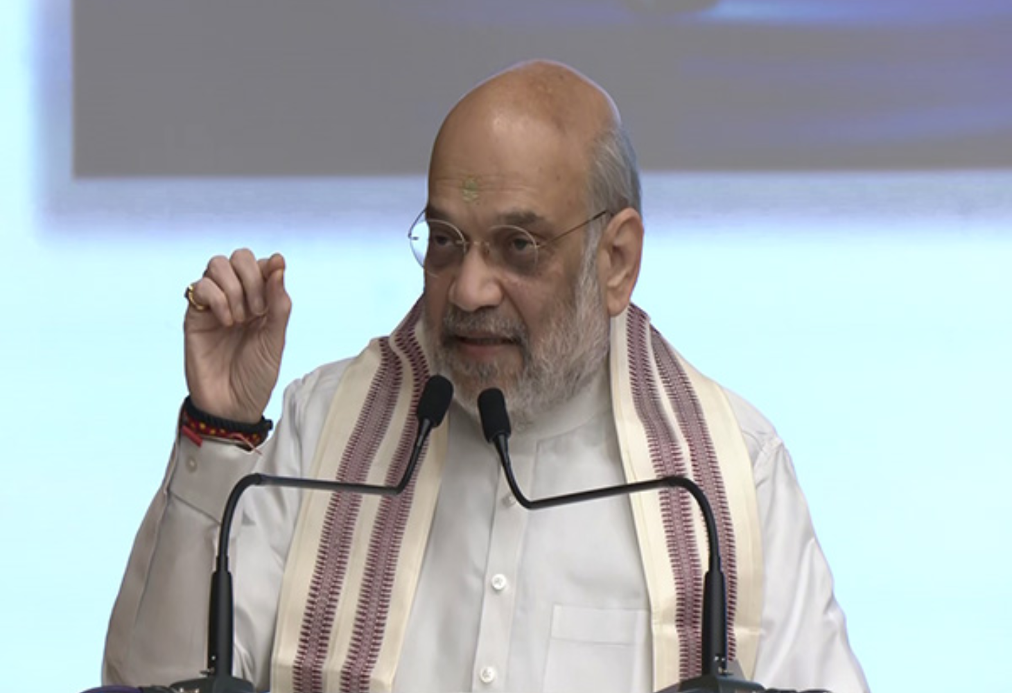 "દેશમાં અંગ્રેજી બોલનારાઓને ટૂંક સમયમાં શરમ આવશે, આવા સમાજનું નિર્માણ દૂર નથી": અમિત શાહ