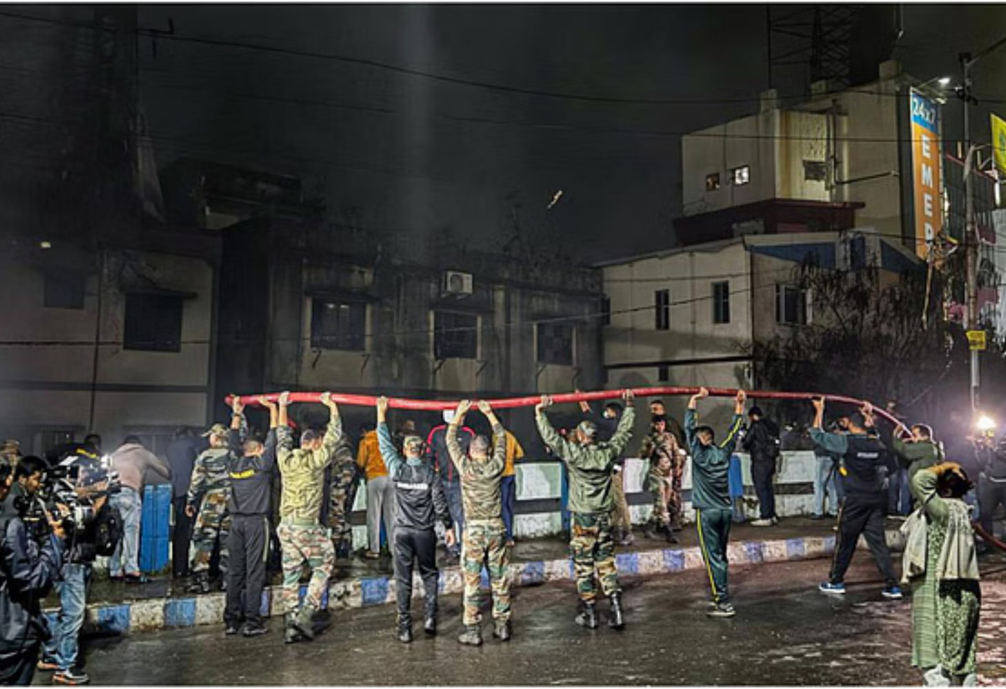 Kolkata Fire: હોટલમાં લાગેલી ભીષણ આગમાં 15ના મોત, જીવ બચાવવા લોકો નીચે કૂદ્યા