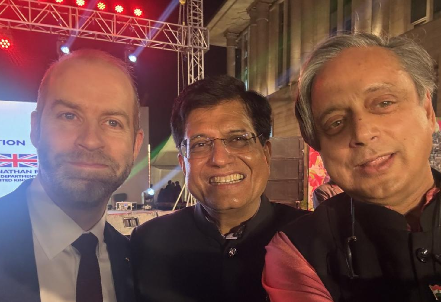 Delhi : કોંગ્રેસમાં થરૂરની સ્થિતિ, સેલ્ફીથી સર્જાયો નવો વિવાદ
