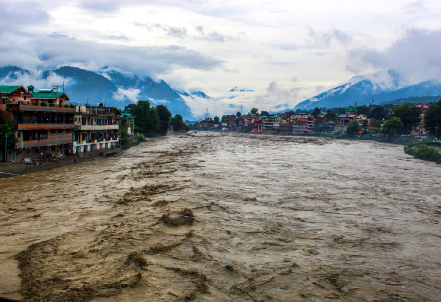 મંડીમાં ભારે વિનાશ, જાનમાલનું નુકસાન, અત્યાર સુધીમાં ૧૩ લોકોના મોત