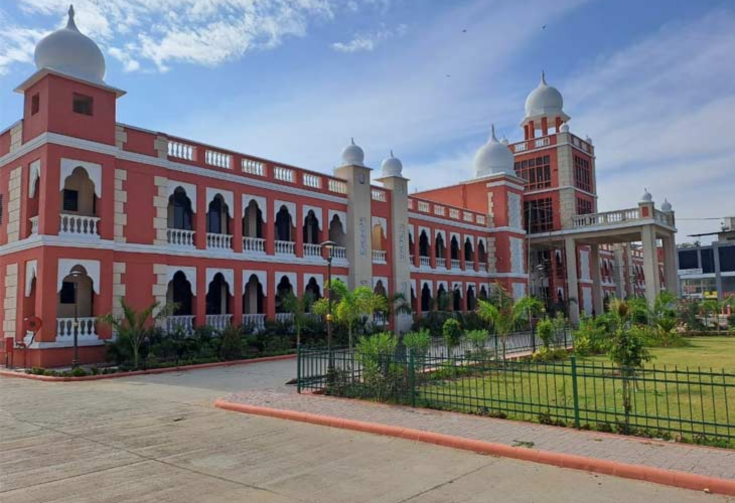 VADODARA : મામલો જમીનનો..નાયબ મામલતદારો સામેથી બિલ્ડરને મળ્યા...