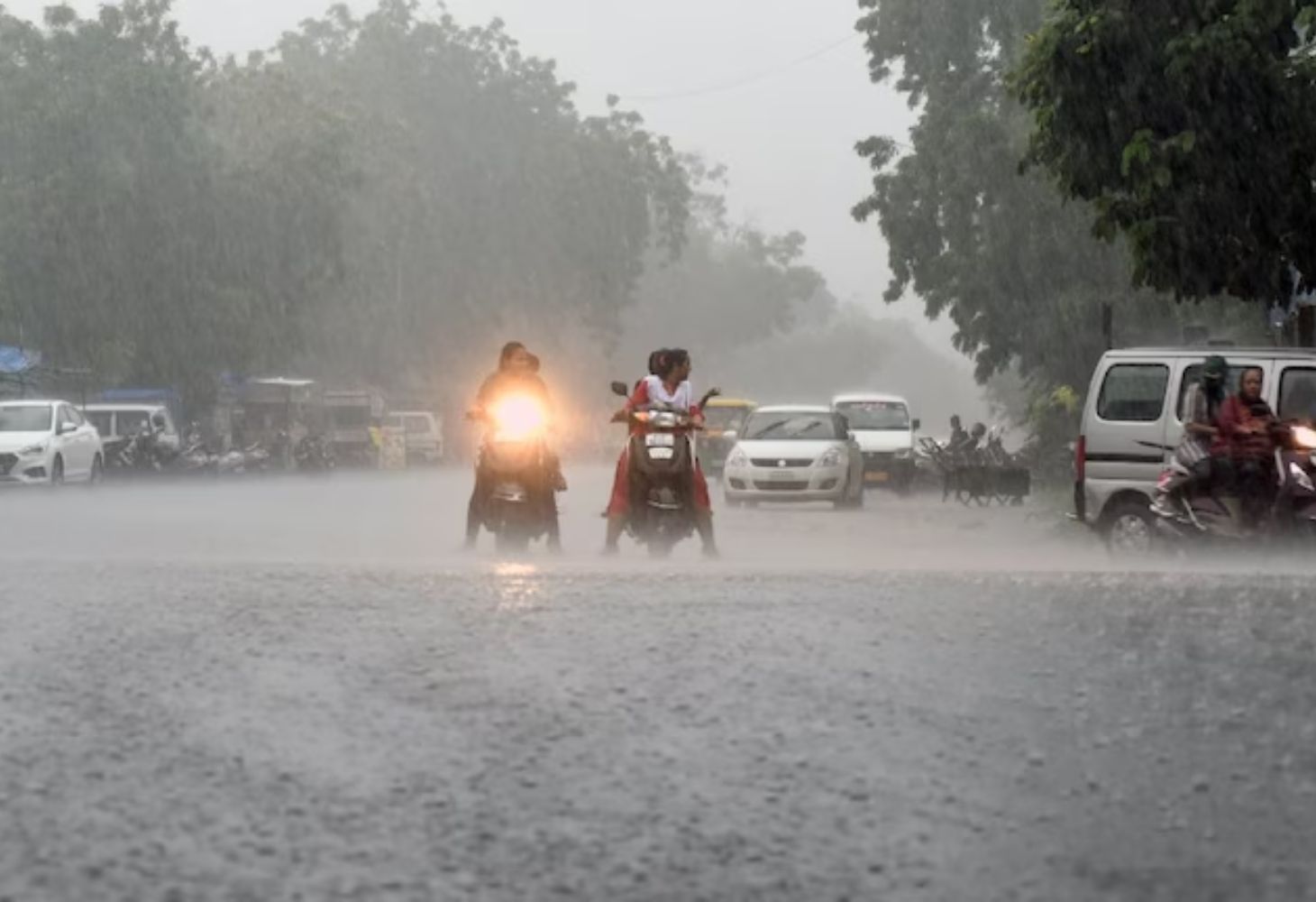 ગુજરાતમાં મેઘરાજાનું આગમન: ધોધમાર વરસાદથી શહેરો જળમગ્ન