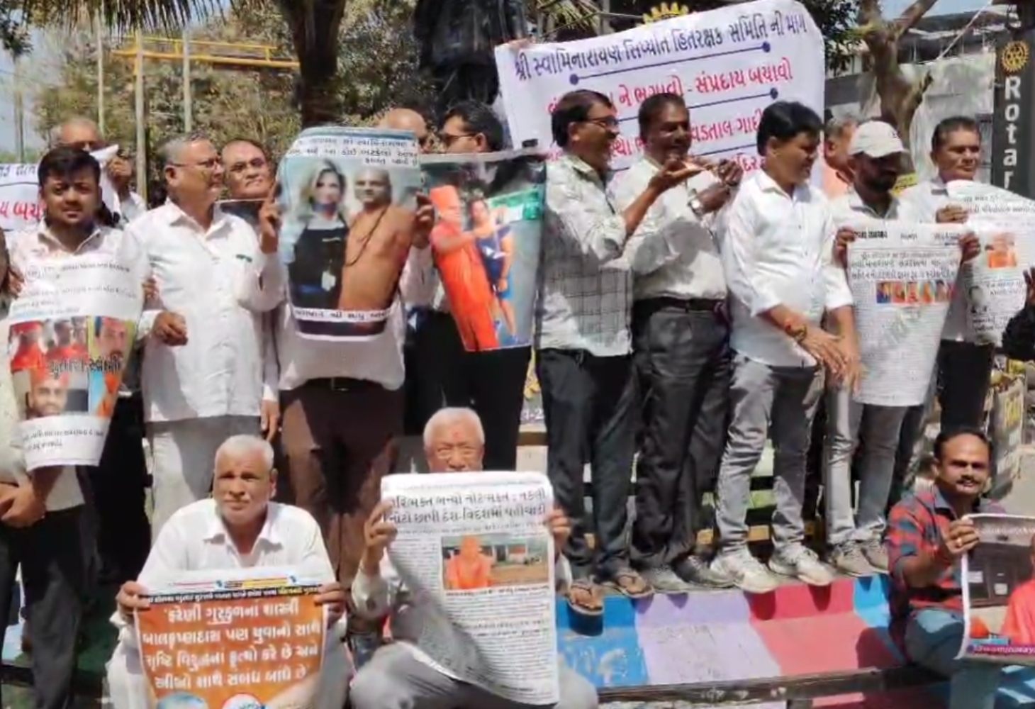 આવા સાધુઓને હાંકી કાઢો, સુરતમાં સ્વામિનારાયણ સૈદ્ધાંતિક હિત રક્ષક સમિતિના દેખાવો 