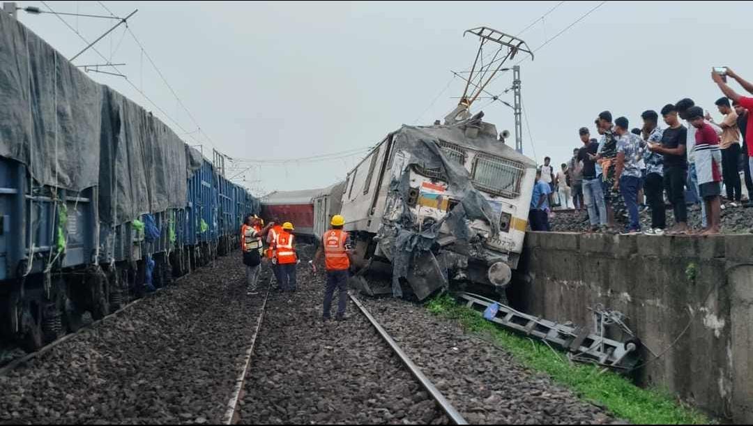 "ઝારખંડ નજીક હાવડા-મુંબઈ ટ્રેન પાટા પરથી ઉતરી ગઈ: 2ના મોત, 20 ઘાયલ, રાહત કામગીરી ચાલી રહી છે"