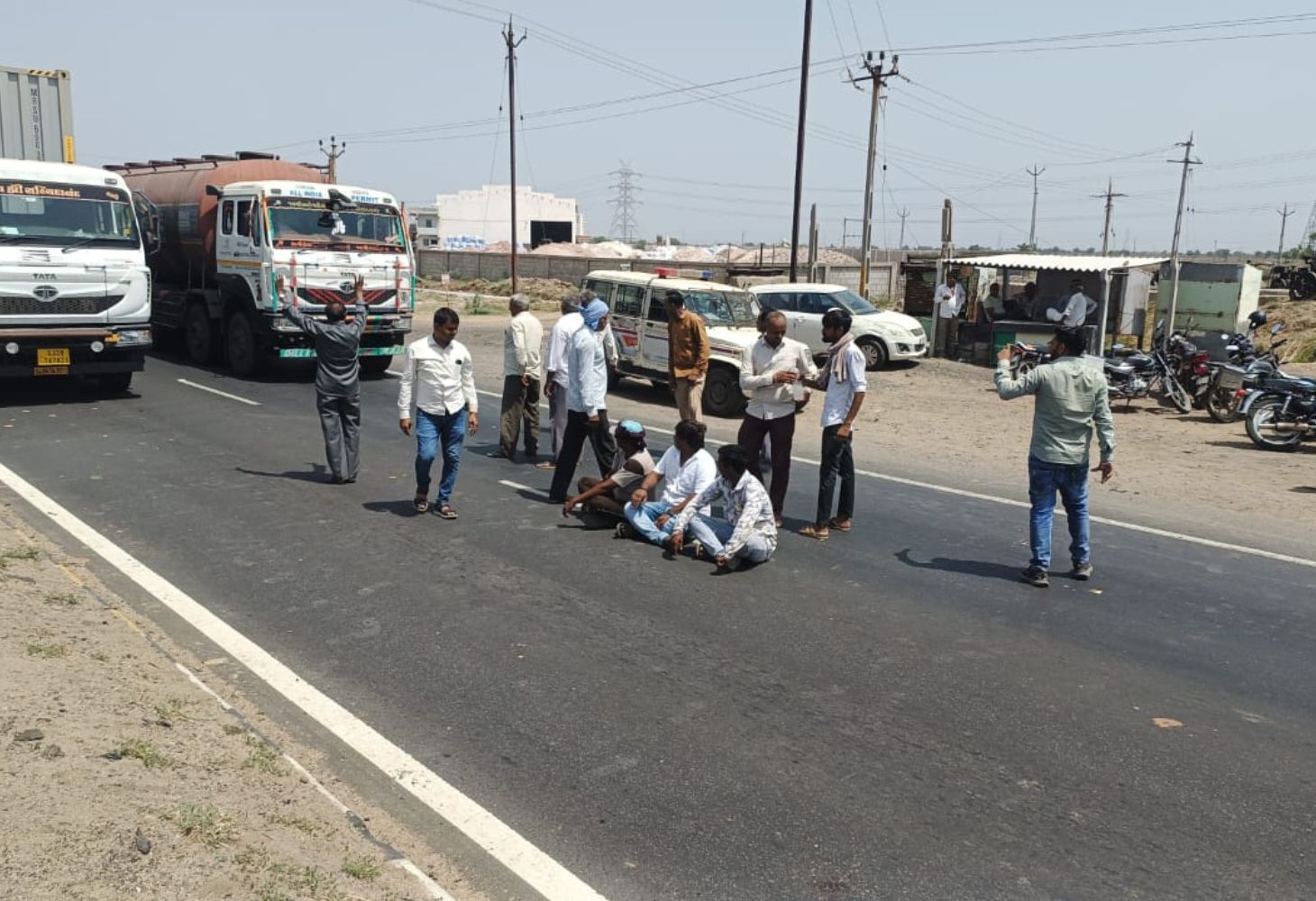 માળિયા અમદાવાદ હાઈવે જામ, નર્મદા કેનાલમાં પાણી ન મળતા કોંગ્રેસનું વિરોધ પ્રદર્શન