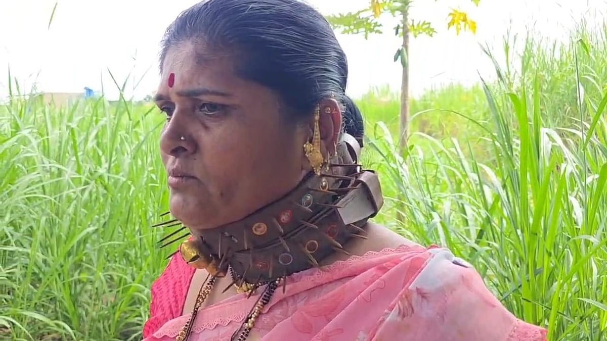 ગ્રામજનોની કેવી લાચારી કે ગળામાં ખીલા વાળા પટ્ટા?