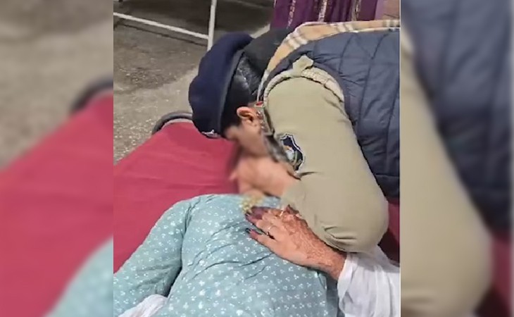 દ્વારકા મંદિરમાં દેવદૂત બની મહિલા PSI