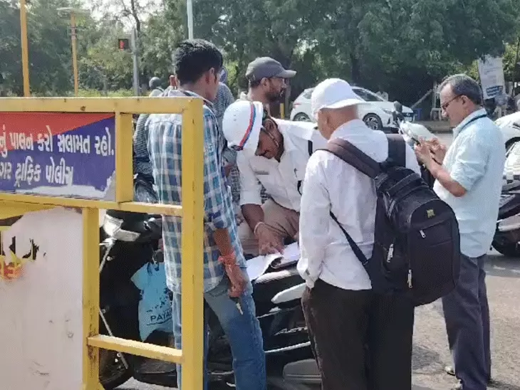 ગાંધીનગર: સચિવાલય ગેટની બહાર પોલીસનું ચેકિંગ, મોટભાગના કર્મચારીઓ હેલ્મેટ પહેર્યા વગરના મળ્યા