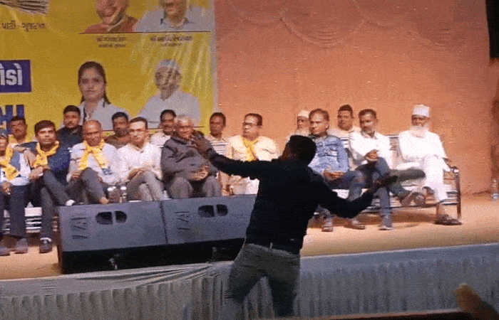 AAP જનસભામાં ગોપાલ ઇટાલિયા પર જૂતું ફેંકાયું
