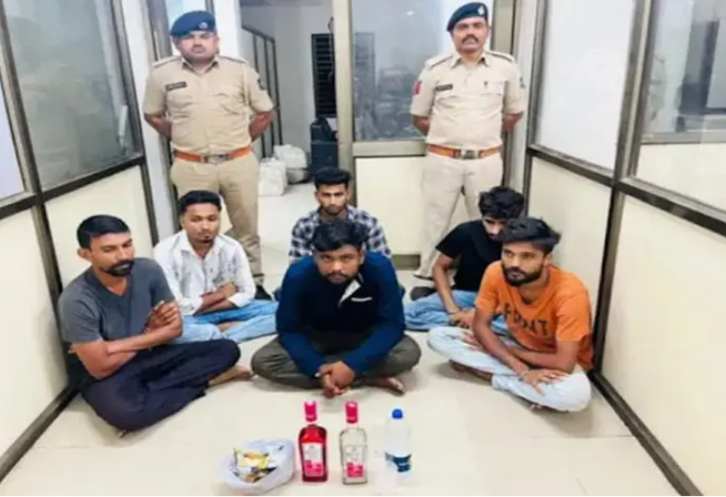Vadodara:આજવારોડ પાસે દારૂની મહેફિલ માણતા 6 લોકો ઝડપાયા!