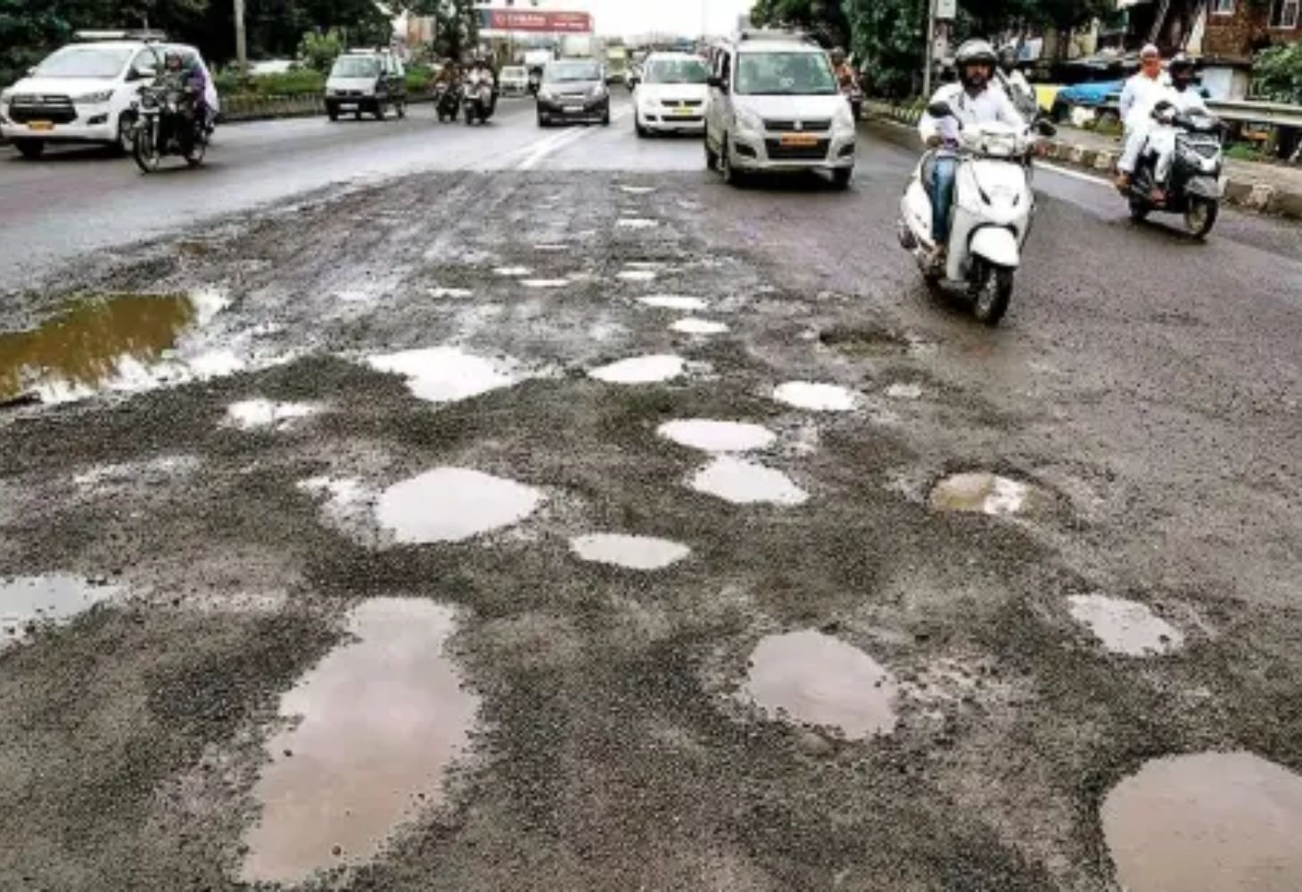ચોમાસાની શરૂઆતમાં જ અમદાવાદના રસ્તાઓ ધોવાયા, AMCના રેકોર્ડમાં 1,183 ખાડાઓ નોંધાયા