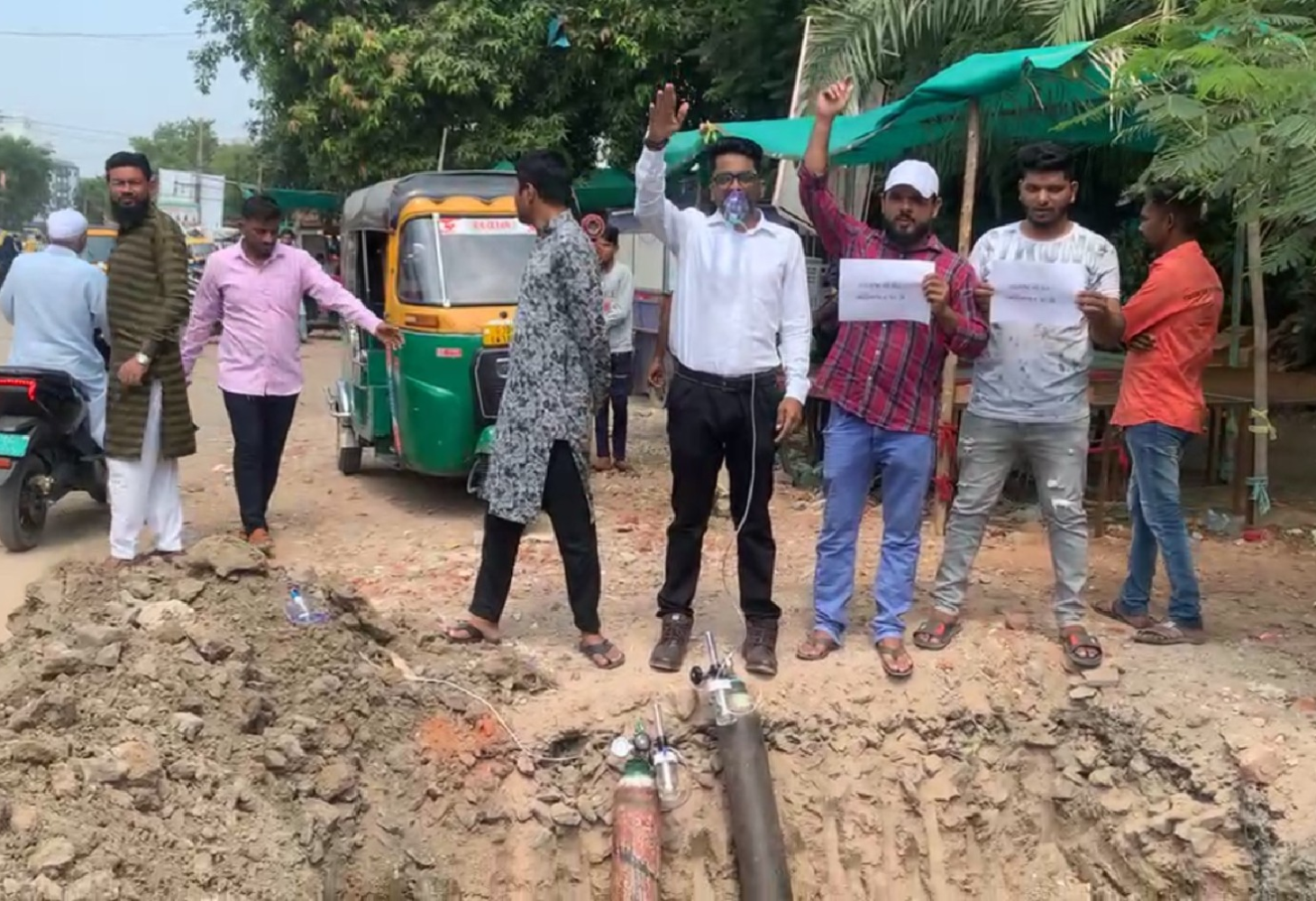 VADODARA : " અમારો રોડ ઓક્સિજન પર છે, કૃપયા અહીં આવવું નહીં.."