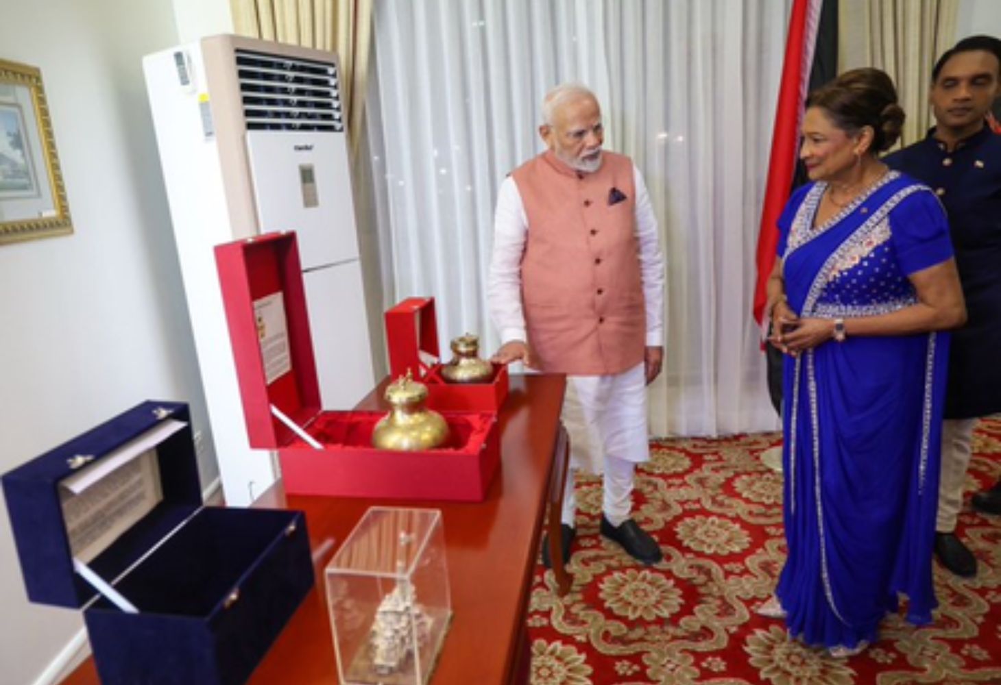 ત્રિનિદાદ એન્ડ ટોબેગો: PM મોદીએ રામ મંદિરની પ્રતિકૃતિ અને સરયુનું પાણી PM કમલાને આપ્યું ભેટ