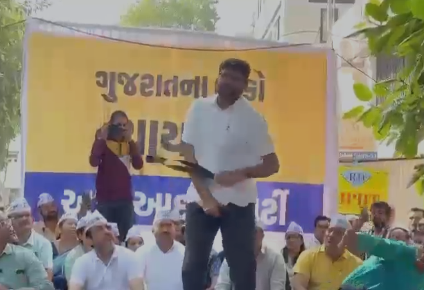 ગોપાલ ઇટાલિયાએ ભરસભામાં પોતાને જ પટ્ટા માર્યા