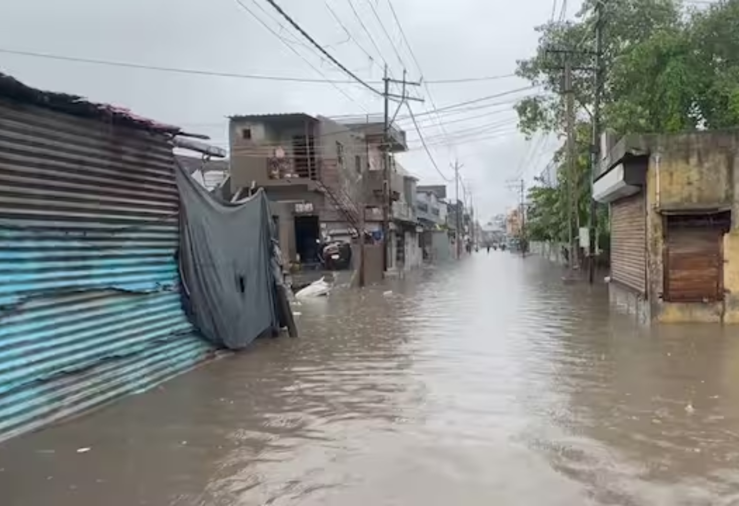 વિરમગામમાં જળબંબાકારની સ્થિતિ, ઢીંચણસમા પાણી ભરાતા જનજીવન અસ્તવ્યસ્ત!