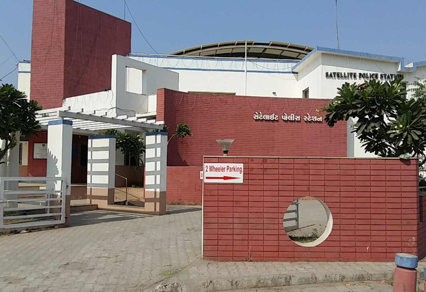 Ahmedabad: સેટેલાઈટ વિસ્તારમાં 7 નબીરાઓ PGમાં દારૂની મહેફિલ માણતા ઝડપાયા!