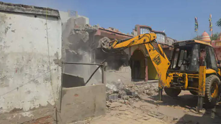 Ahmedabad માં ગુનેગારોની ગેરકાયદે મિલકતો પર Bulldozer નો કહેર