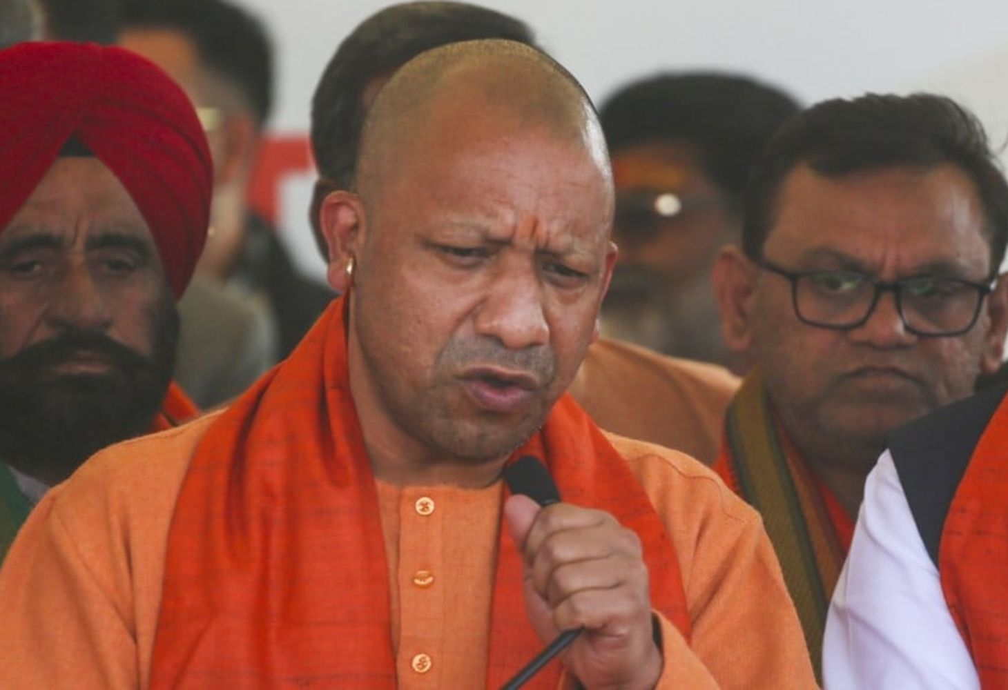 Delhi Election : CM યોગી એ પહેલી જ રેલીમાં AAP પર કર્યા પ્રહાર, કહ્યું - શું યમુનામાં સ્નાન કરશો?