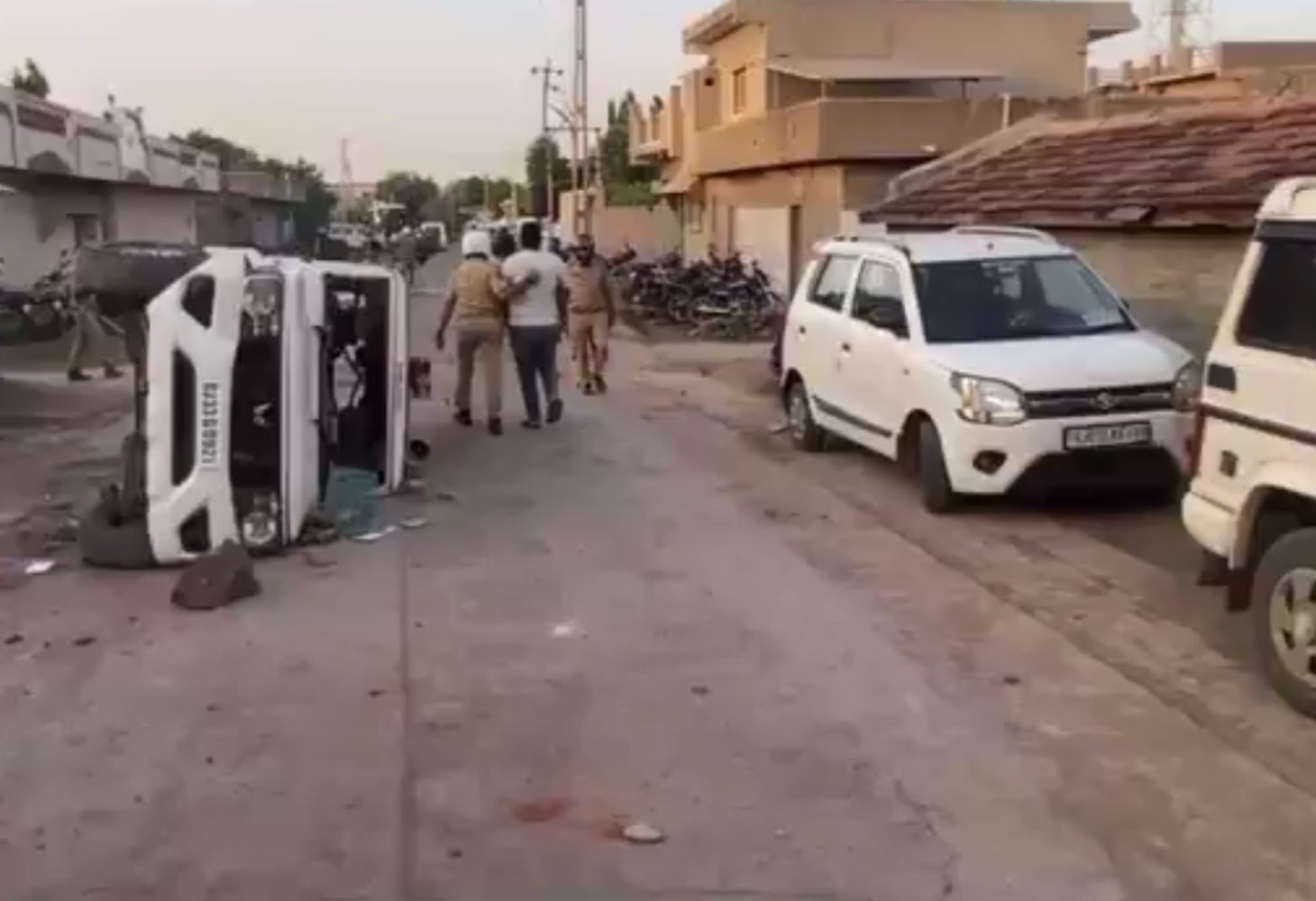 બોટાદના હડદડમાં ખેડૂત મહા પંચાયતમાં પથ્થરમારો