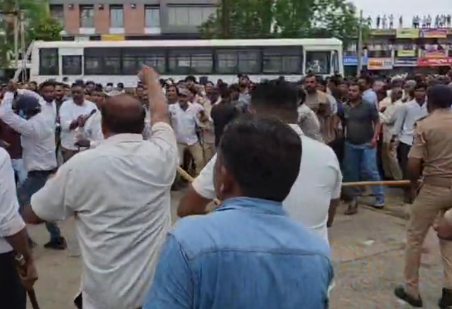 Sabarkantha: પશુપાલકોનો ઘેરાવ પોલીસનો લાઠીચાર્જ અને ટીયરગેસ!