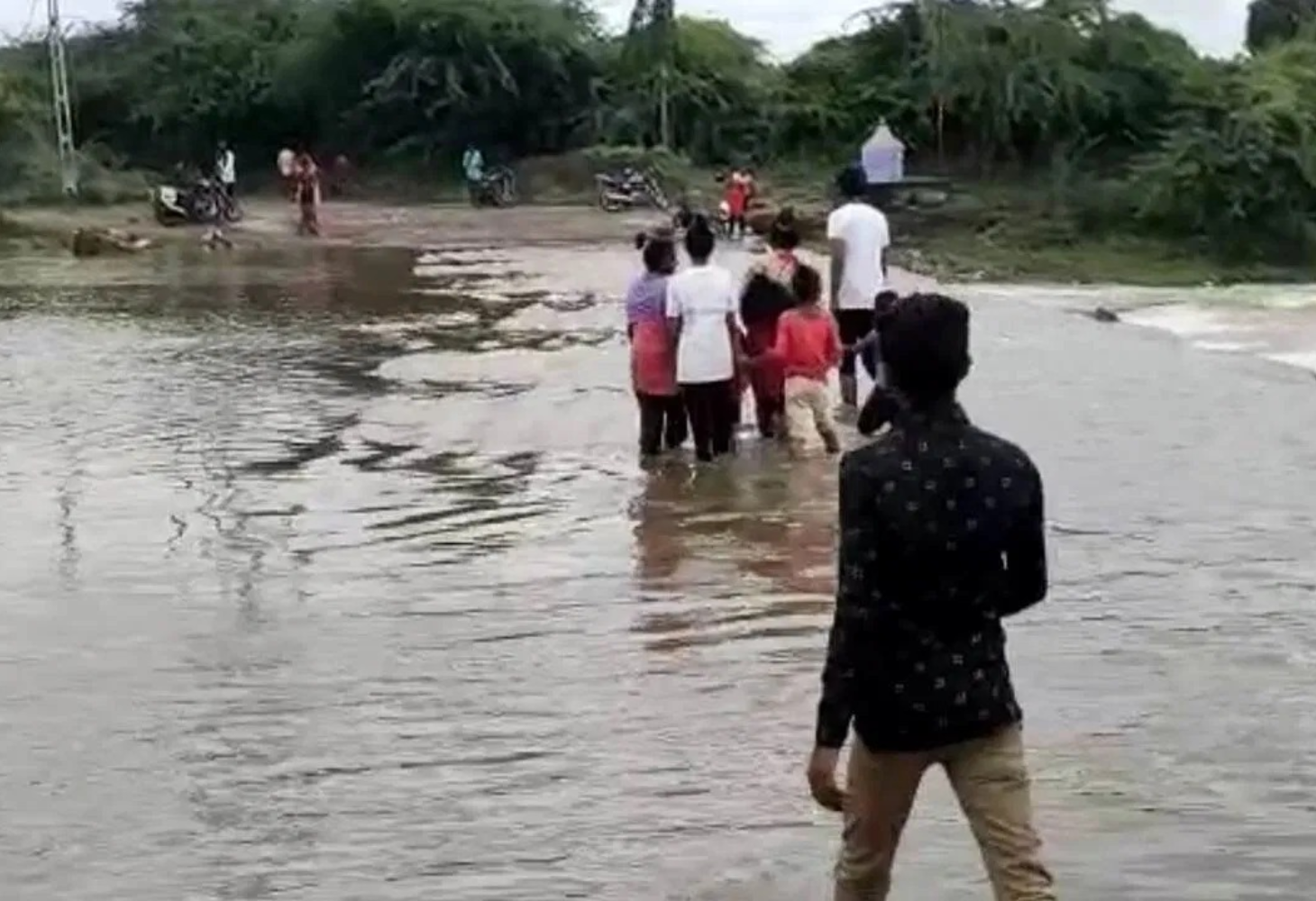 બનાસકાંઠા: બાળકો નદી ઓળંગી શાળાએ જવા મજબૂર!