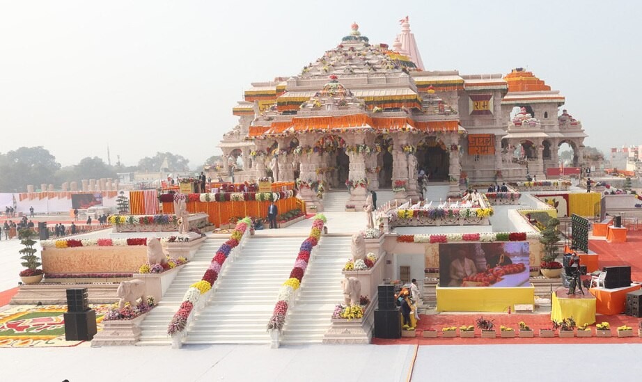 શ્રીરામ મંદિર સંકુલમાં નમાઝ અદા કરતો શખ્સ પકડાયો