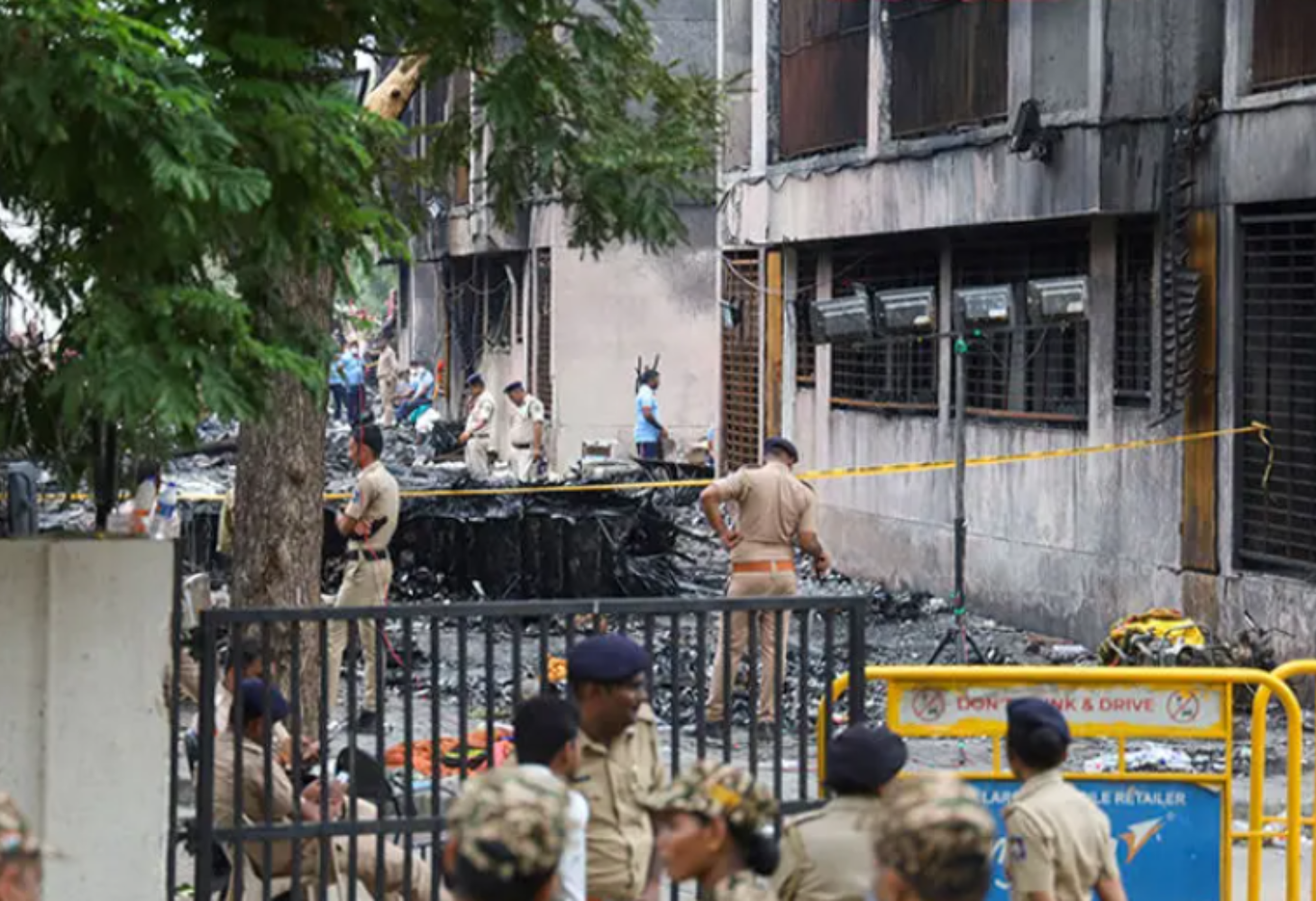 Ahmedabad plane crash: ફોરેન્સિક ટીમ 100થી વધુ બળેલા મોબાઈલ ફોનની કરશે તપાસ!