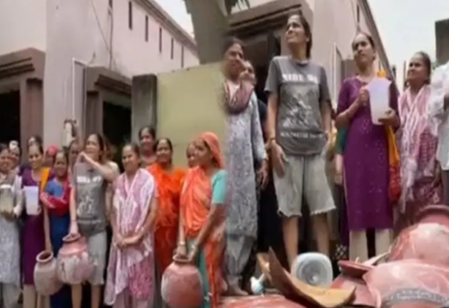Vadodara: રામેશ્વરપુરમ સોસાયટીના રહીશો દ્વારા ગંદા પાણી મુદ્દે માટલા ફોડી કર્યો વિરોધ!