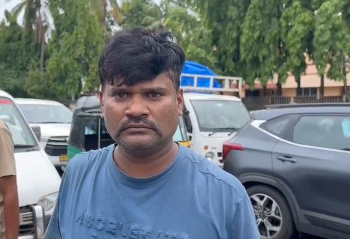 શહેરમાં કાર ચાલકે સર્જ્યો અકસ્માત, નાગરિકો પર ફેંકી દારૂની પોટલીઓ