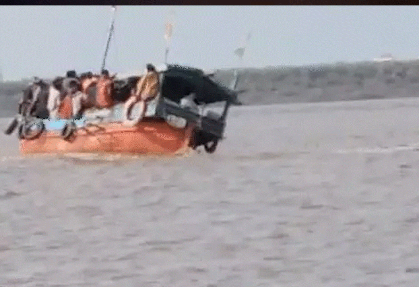 જંબુસર નજીક દરિયાકાંઠે બોટ પલટી